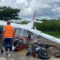Avioneta cayó sobre una motociclista en la vía Panamericana porque tuvo fallas en el motor cuando intentaba aterrizar en Cartago.