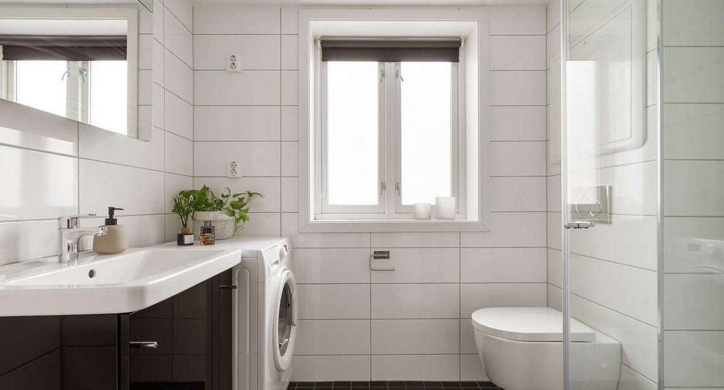 Foto de baño, en nota de cómo sellar los marcos de las ventanas y trucos para que no se le filtre el agua