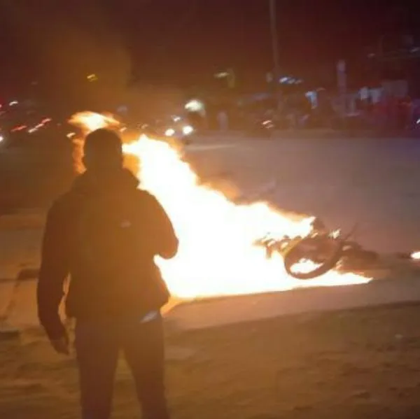 Moto de la Policía fue incendiada en Bogotá durante las protestas del 28 de abril. Las autoridades tuvieron que intervenir para retomar el control. 