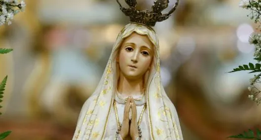 Oración a la Virgen de Fátima para pedir su ayuda, intercesión y auxilio. Es recordada por aparecérsele a tres pastores y su celebración es el 13 de mayo.