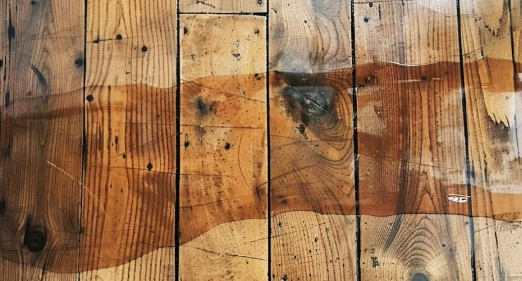 ¿Cómo se quitan las manchas de agua de la madera?