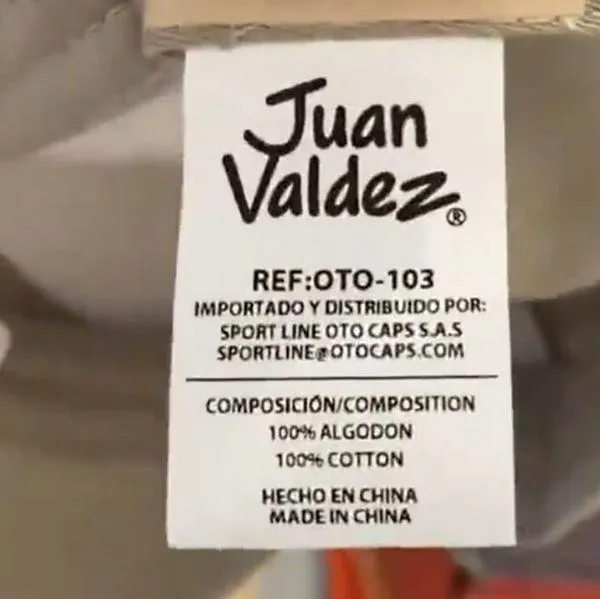 Cliente de Juan Valdez se queja porque las gorras que la marca vende en Colombia son importadas desde China.
