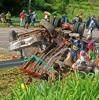 Camión cargado de plátanos se volcó en Mariangola: conductor sufrió microsueño
