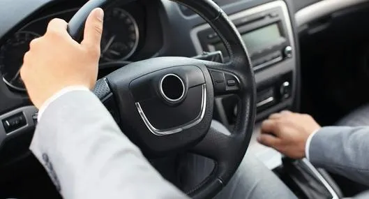 Foto de conductor en automóvil, en nota de por qué huele mal el aire acondicionado del  y cómo hacer que olor sea mejor