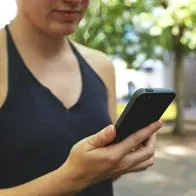 Foto de persona con teléfono, en nota de cuál es la forma correcta de usar el celular con método para evitar males de salud