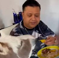 EN VIDEO: Hijo de Diomedes comparte el almuerzo con su mascota, una burra 