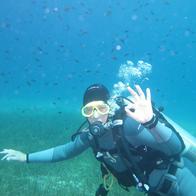 Persona buceando, en nota sobre dónde queda la isla Gorgona, uno de las mejores del mundo para esa actividad