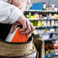Ladrones roban $600.000 en supermercado en Bogotá: dejaron el arma que usaron