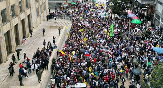Foto de movilizaciones en Bogotá, en nota de por qué siempre hay marchas en Colombia durante el primero de mayo y dónde serán.