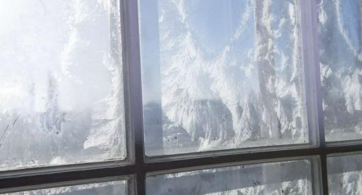 Foto de vidrio helado, en nota sobre cómo tapar la ventana para que no entre el frío con trucos caseros y muy baratos