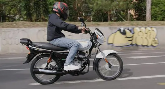 Foto de motociclista, en nota sobre cómo frenar la moto con lluvia y piso mojado con técnicas simples y muy efectivas