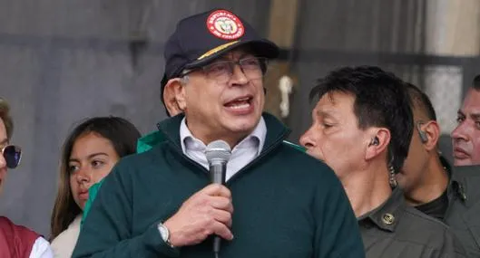Gustavo Petro atacó a Álvaro Uribe en marchas del Primero de Mayo en Bogotá y se subió a tarima para criticar a la oposición. 