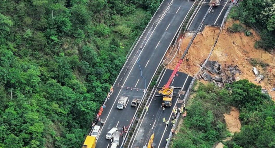 Hundimiento de carretera en China ha dejado hasta el momento 48 personas muertas y 30 heridos por un desastre natural. 