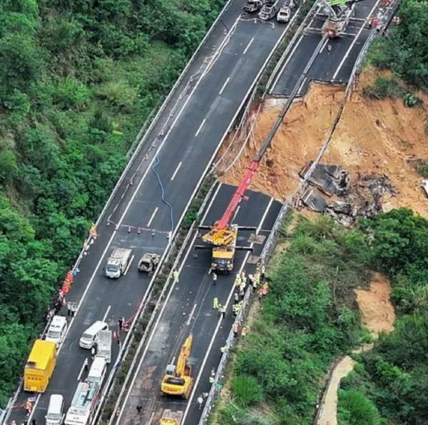 Hundimiento de carretera en China ha dejado hasta el momento 48 personas muertas y 30 heridos por un desastre natural. 