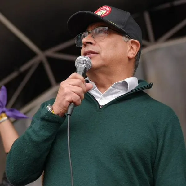 Petro lanza proyecto de inversión forzosa de bancos en economía popular y expertos advierten inconveniencia