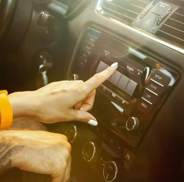 Escuchar música en el carro con el motor apagado: ¿esto podría afectar la batería?
