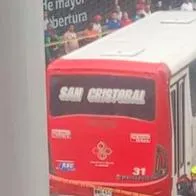 Accidente en el centro de Medellín dejó un muerto, un hombre, al parecer en bastón, que fue arrollado por un bus.