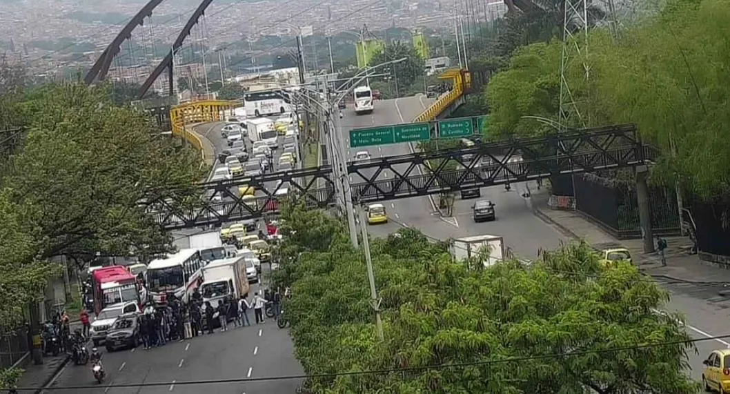 Bloqueos en la Universidad Nacional: encapuchados se enfrentan al Esmad con explosivos en Medellín