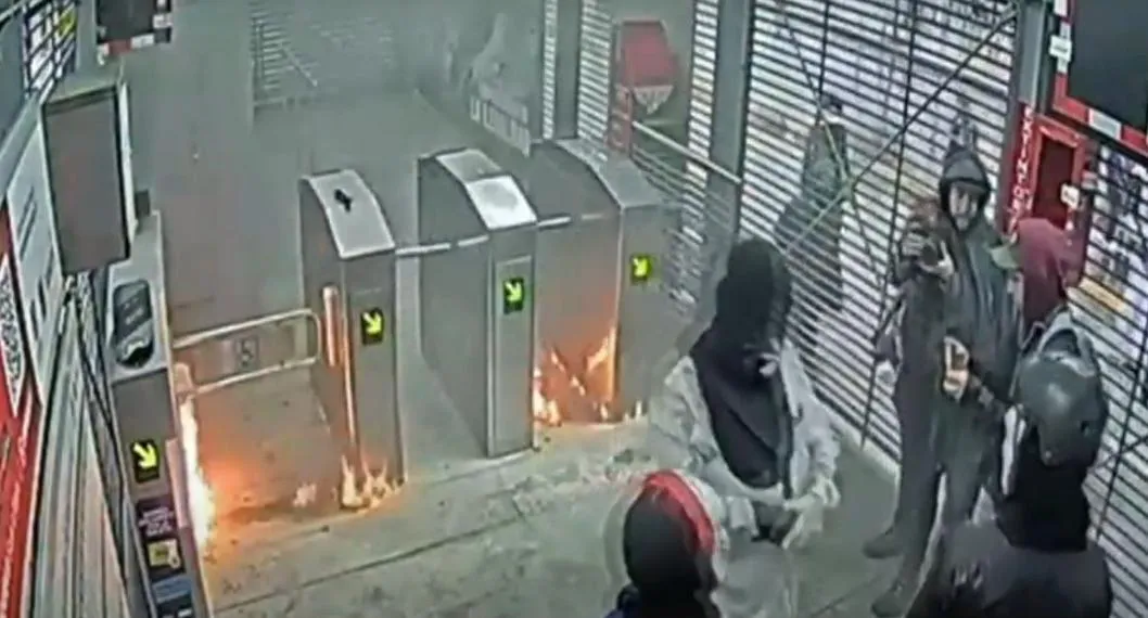 Encapuchados prendieron fuego a la estación Ciudad Universitaria de Transmilenio