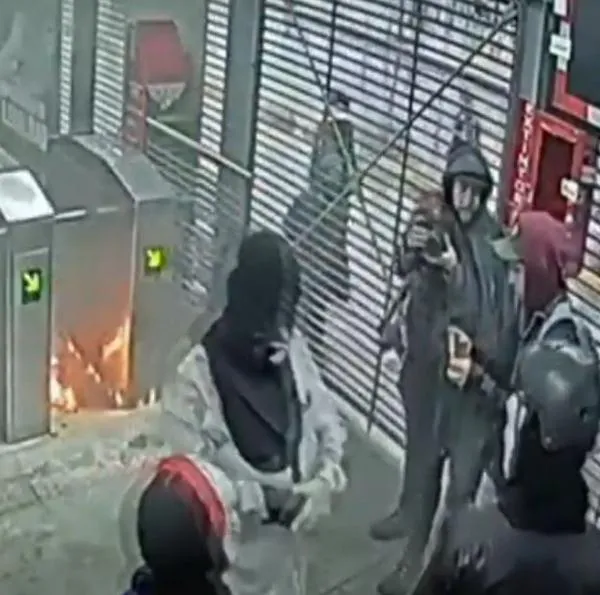 Encapuchados prendieron fuego a la estación Ciudad Universitaria de Transmilenio