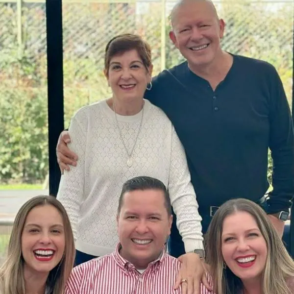 Laura Acuña reveló el problema que tiene con su mamá y su adicción al teléfono