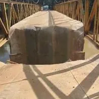 Conductor de volqueta murió tras caer al río Güejar por colapso de puente metálico en el Meta