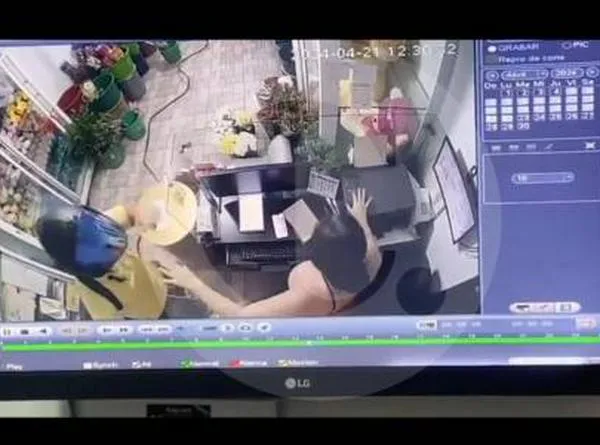 Video | Mujer fue atacada por su expareja con golpes y tijeras en una floristería de Bucaramanga