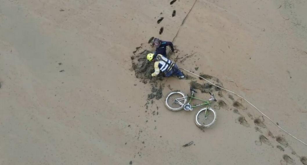 Rescatan a hombre que quedó atrapado en terreno sedimentado en embalse de Guatapé