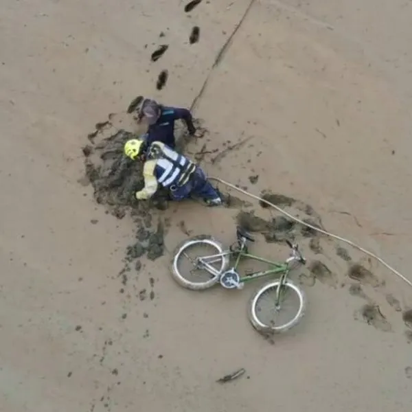 Rescatan a hombre que quedó atrapado en terreno sedimentado en embalse de Guatapé