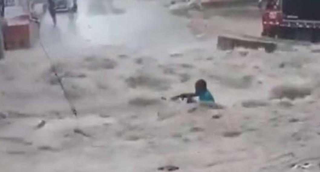 Video | Hombre fue arrastrado por arroyo en Soledad, Atlántico, y no han encontrado su cuerpo