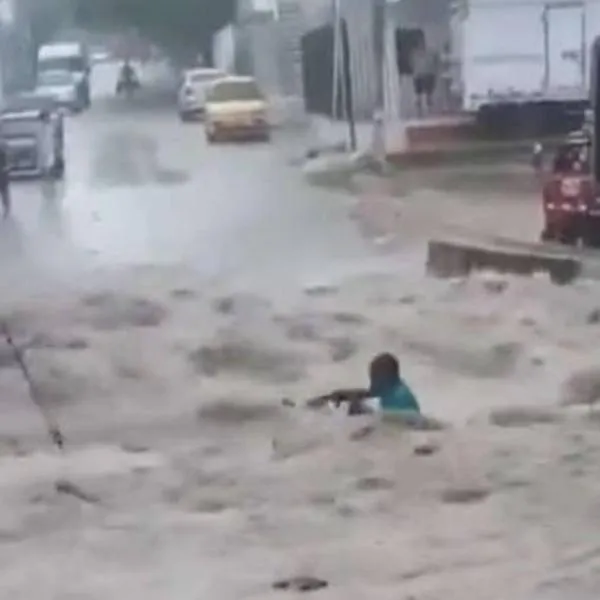 Video | Hombre fue arrastrado por arroyo en Soledad, Atlántico, y no han encontrado su cuerpo