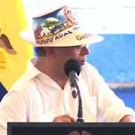 El presidente Gustavo Petro apareció en La Guajira luciendo un sombrero del Grupo Aval, pese a sus repetidos cuestionamientos a los bancos colombianos.
