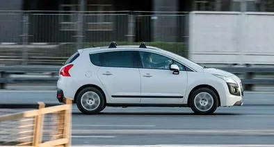 Carro, en nota sobre cómo activar el seguro de niños en puertas traseras
