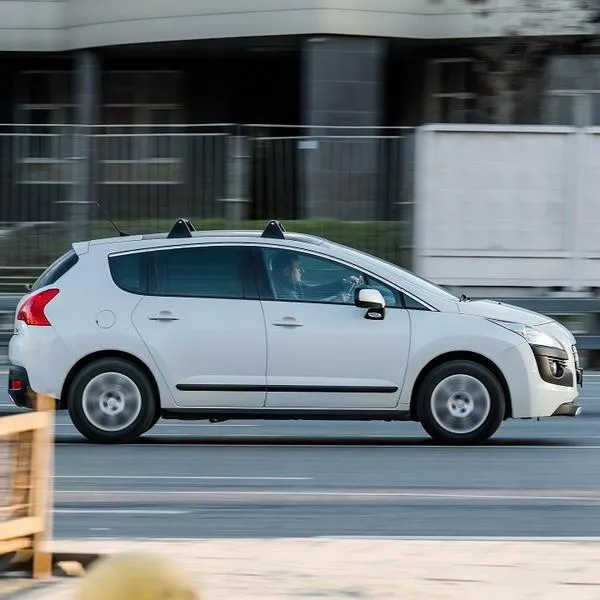 Carro, en nota sobre cómo activar el seguro de niños en puertas traseras