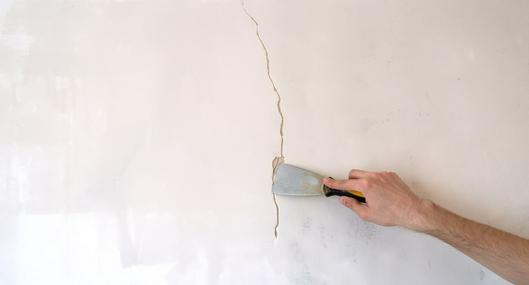 ¿Qué es lo mejor para tapar grietas en las paredes?