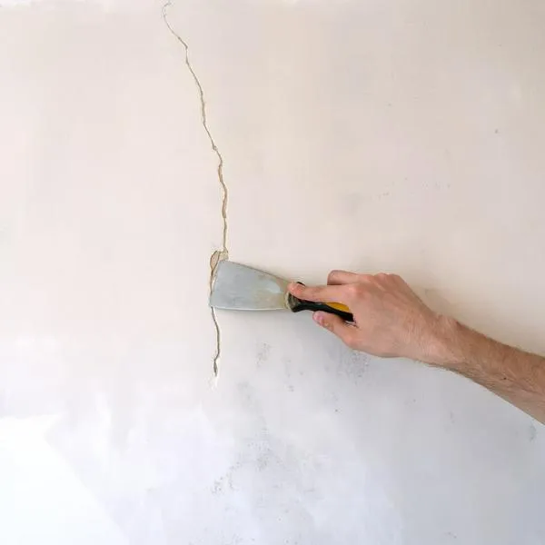 ¿Qué es lo mejor para tapar grietas en las paredes?