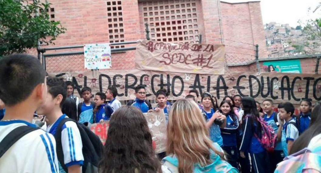Estudiantes de colegio en la Comuna 13 no aguantan más: llevan dos años a la deriva y hacen largas filas hasta para ir al baño