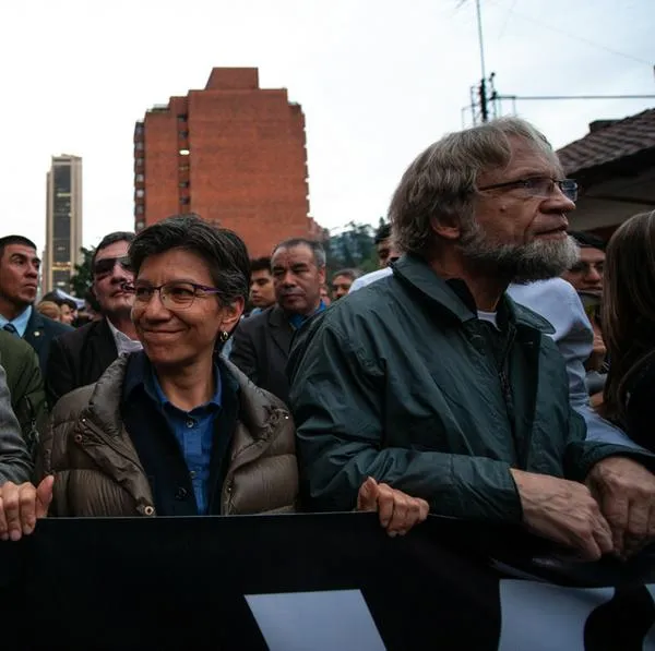 Renunció Claudia López al Partido Alianza Verde.