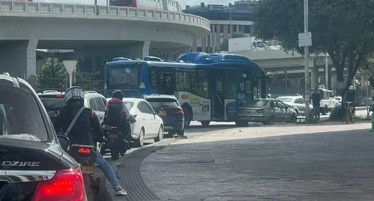 Monumental trancón por accidente entre un bus del SITP y un carro. La NQS se encuentran colapsada por el incidente. 