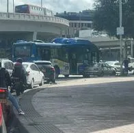 Monumental trancón por accidente entre un bus del SITP y un carro. La NQS se encuentran colapsada por el incidente. 