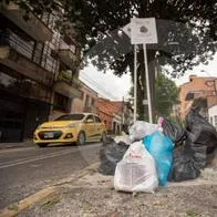 Ojo con la basura: en Envigado impondrán multas de hasta $400.000 por sacar bolsas en horarios no permitidos