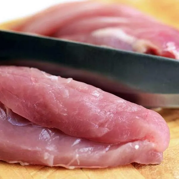 Foto de comida sin cocinar, en nota de cómo conservar la carne si no hay refrigerador.