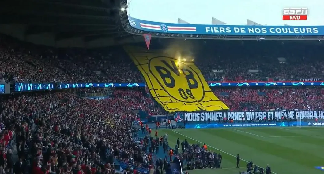 Hinchas del PSG quemaron escudo del Borussia Dortmund en el estadio en partido de Champions.