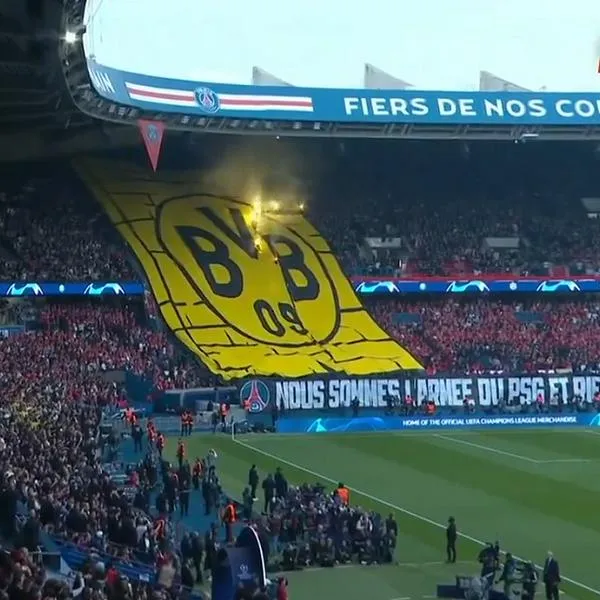 Hinchas del PSG quemaron escudo del Borussia Dortmund en el estadio en partido de Champions.