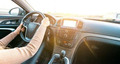Foto de conductora de vehículo, en nota sobre cómo saber quién es el dueño del carro con la placa.