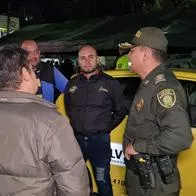 Taxistas insisten en que harán paro en Bogotá, pese a reunión que hubo con la Policía. Los conductores piden seguridad y combatir la "piratería". 