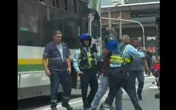 Agente de tránsito y motociclista se fueron a los golpes en plena calle de Medellín