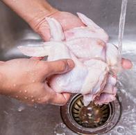 ¿Cómo hay que lavar el pollo antes de cocinarlo? 