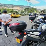 Critican agentes de tránsito de Bello por lanzar conos a motociclistas que no paran en retén