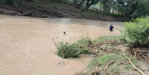 Organismos de socorro buscan a una mujer arrasada por la corriente del río de La Paz